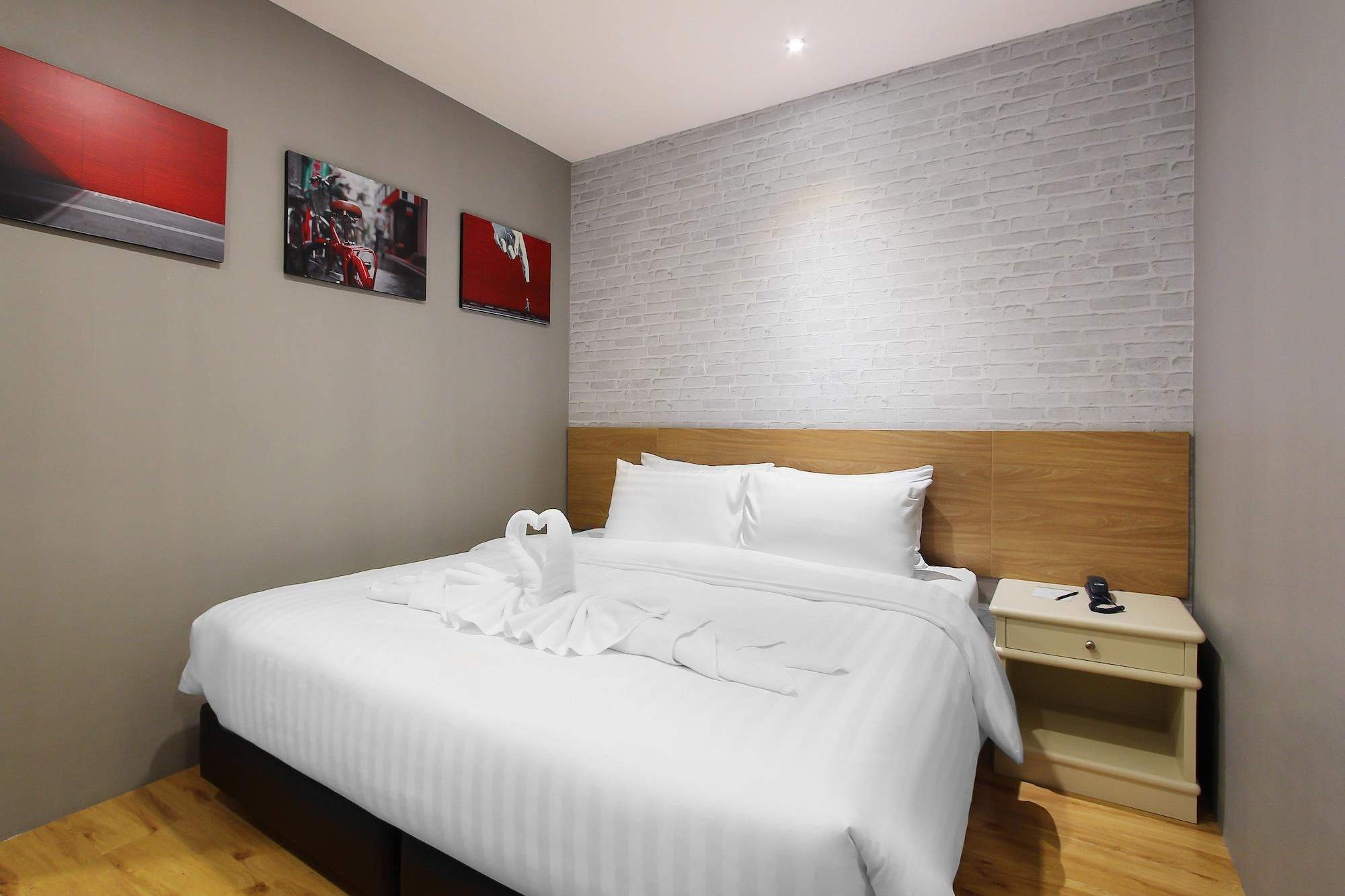 Pula Silom Hotel Банкок Екстериор снимка
