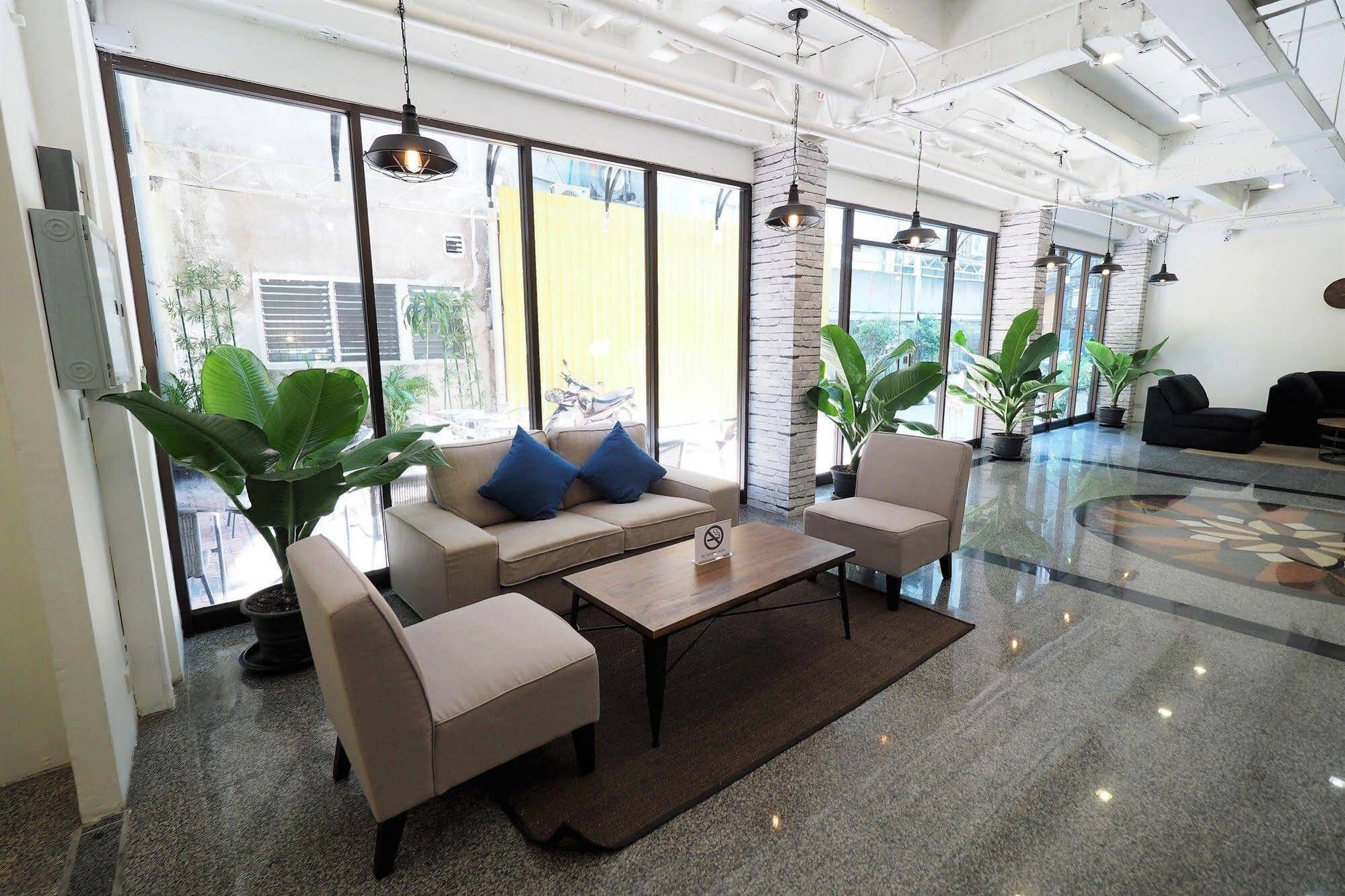 Pula Silom Hotel Банкок Екстериор снимка